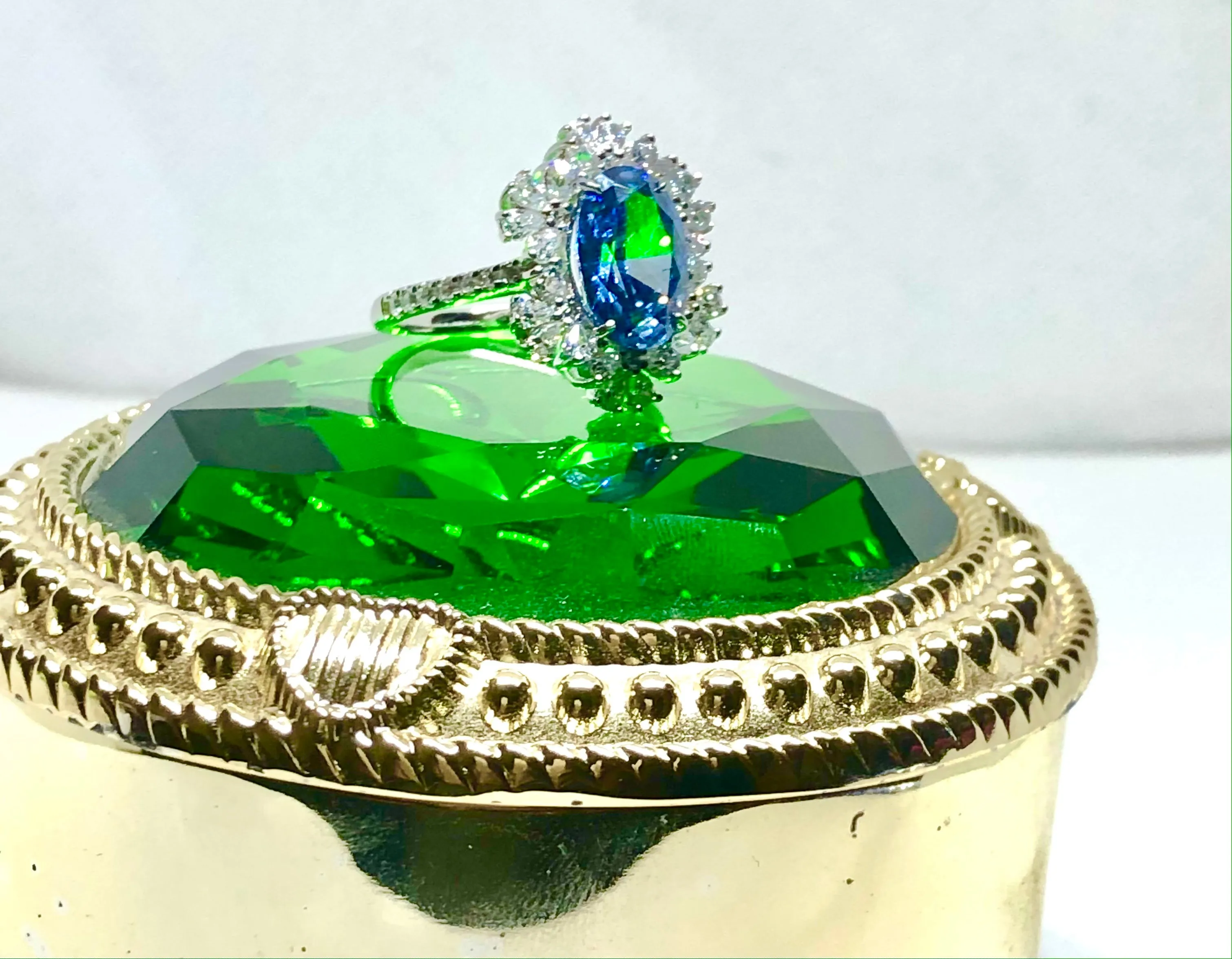 14K White Gold 4 1/2Ct Blue Oval Flower Ring
