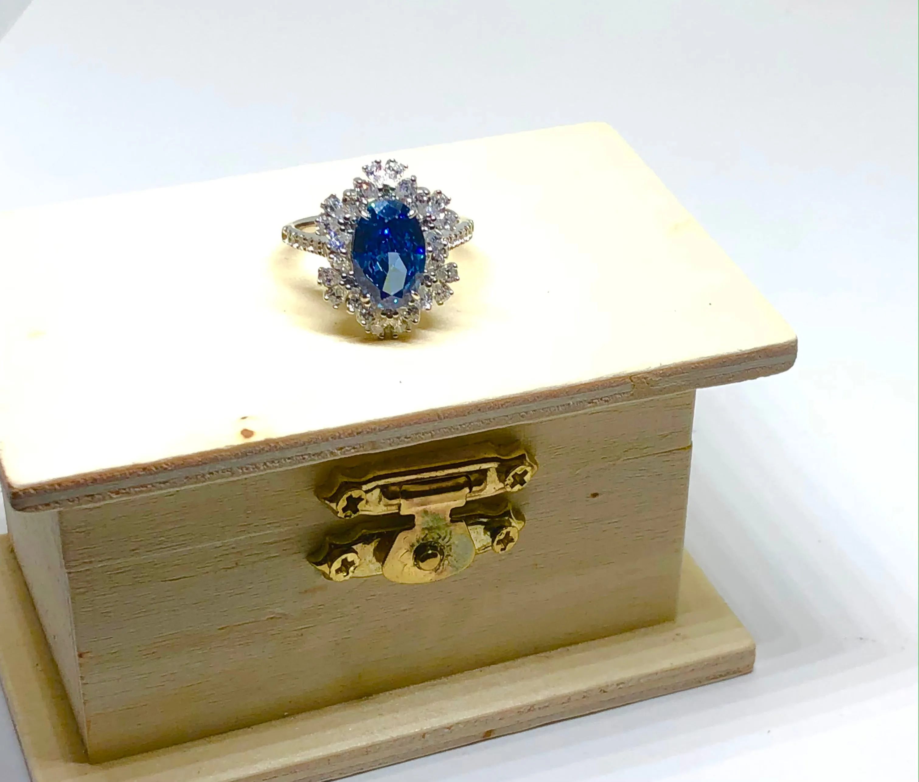 14K White Gold 4 1/2Ct Blue Oval Flower Ring