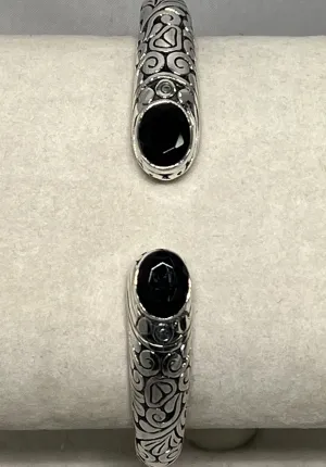 Bracelet with a Black Onyx gemstone.