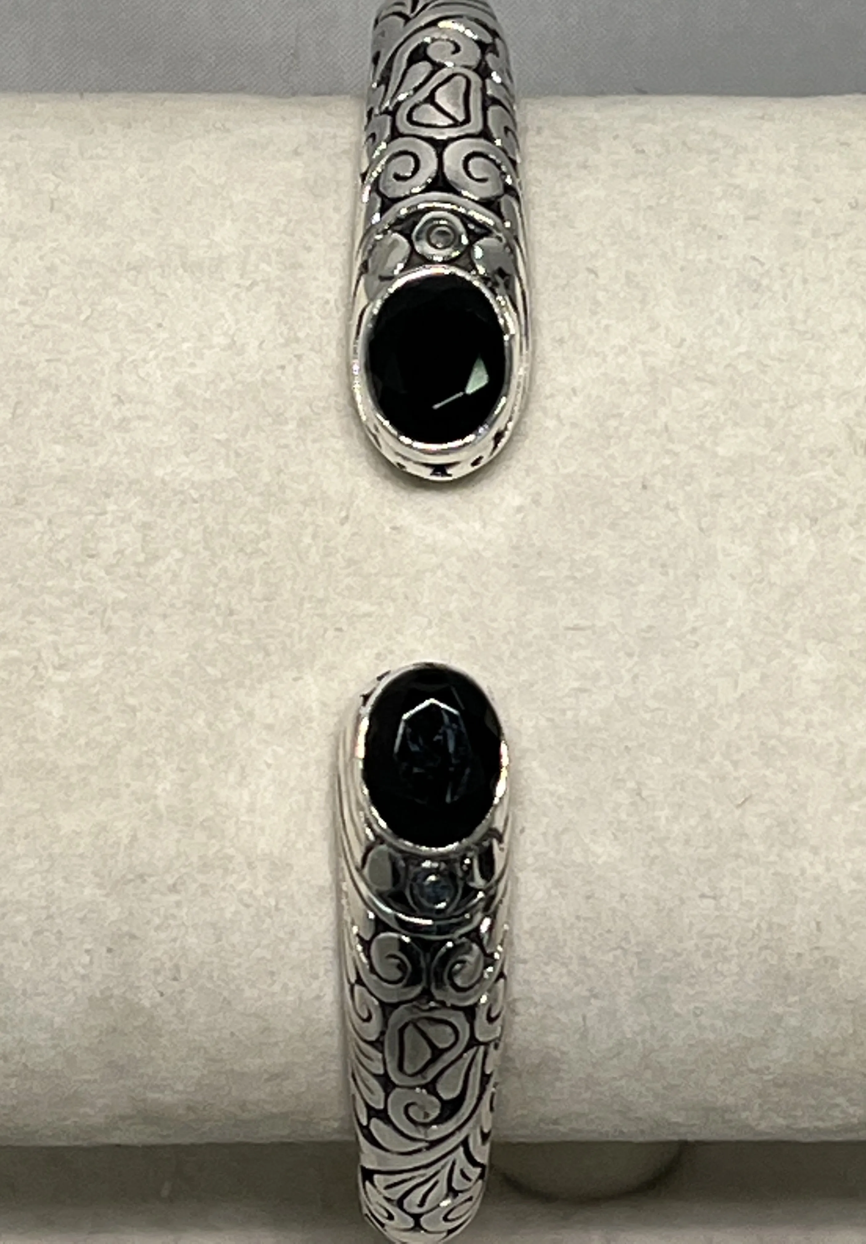Bracelet with a Black Onyx gemstone.