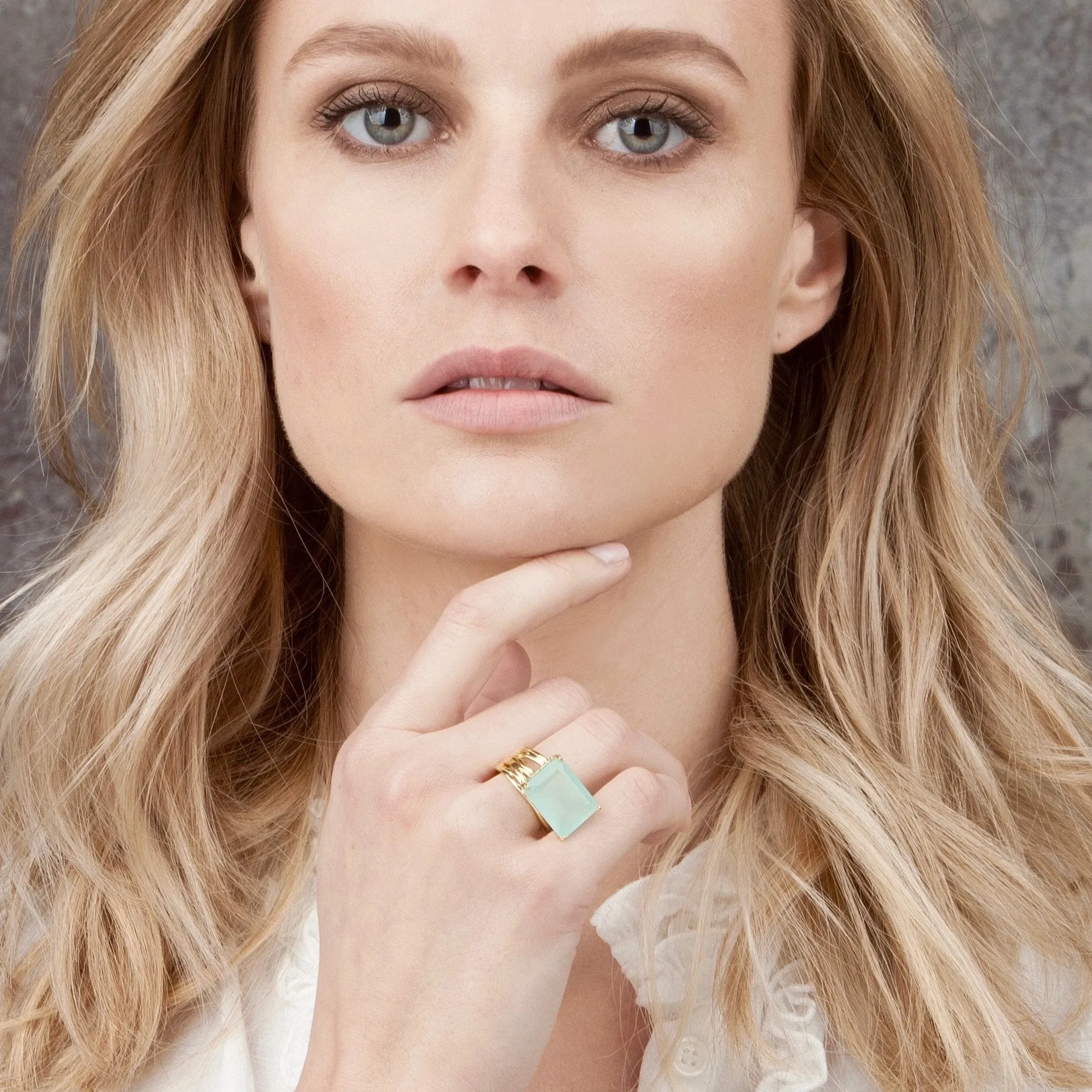 Gold Ring Aqua Chalcedony Pietra